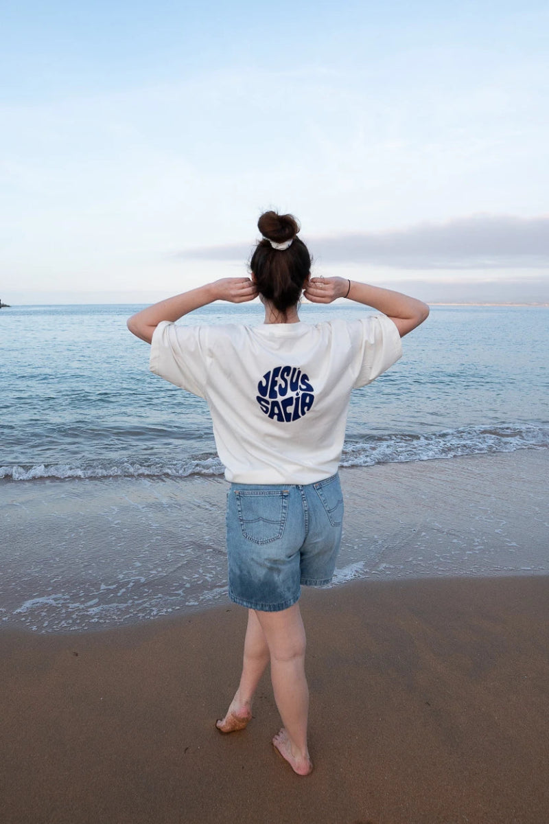 Camiseta Premium Oversize "Jesús Sacia" - ALMA Marca , marca cristiana, ropa cristiana, sudaderas cristianas, camisetas cristianas, música cristiana, alma marca, tesoros, permanecer alma