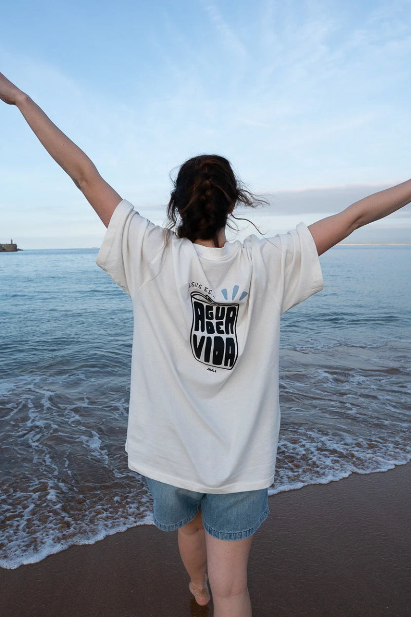 Camiseta Premium Oversize "Jesús Es Agua de Vida" - ALMA Marca , marca cristiana, ropa cristiana, sudaderas cristianas, camisetas cristianas, música cristiana, alma marca, tesoros, permanecer alma
