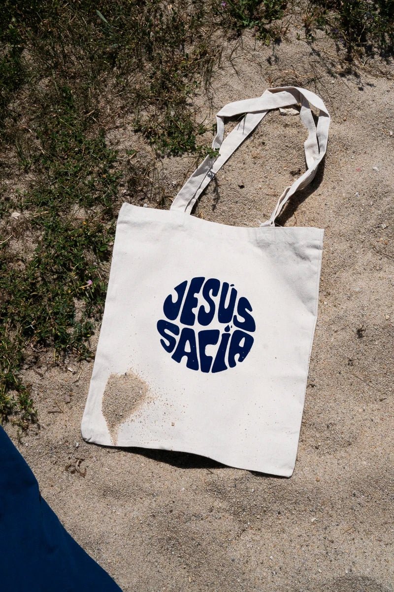 Tote Bag Heavyweight "Jesús Sacia" - ALMA Marca , marca cristiana, ropa cristiana, sudaderas cristianas, camisetas cristianas, música cristiana, alma marca, tesoros, permanecer alma