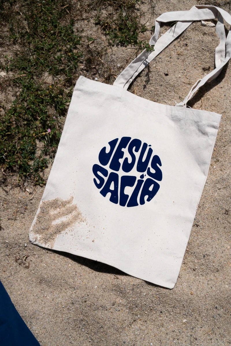 Tote Bag Heavyweight "Jesús Sacia" - ALMA Marca , marca cristiana, ropa cristiana, sudaderas cristianas, camisetas cristianas, música cristiana, alma marca, tesoros, permanecer alma